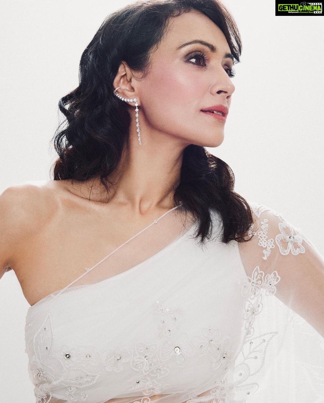 Dipannita Sharma Instagram - For the screening ! Neeyat in theatres today … 🤍 Sari : @dilnazkarbhary Jewellery : @dashia.in Bag : @eena.official Shoes : @fizzygoblet Makeup : @sonamvaghani.mua Hair : @jayshreethakkarhairartist Style by @who_wore_what_when Photographer : @thefirstclik #allwhite