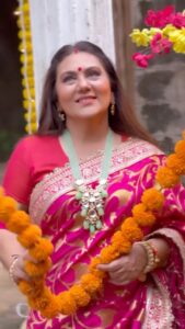 Dipika Chikhlia Instagram - Indian Colours and indian festivities it sets the mood …on sets of #dhartiputranandini

#instagood #photography #photooftheday #instagram #picoftheday #fashion #beautiful #instadaily #mumbai #style #photo #happy #explore #reelitfeelit #reelofinstagram #reels #fashionreel #moodyreel #mumbaiinstagram #instagramreel #instareel#dipikachikhliatopiwala
#Trendingreels  #viral 
#Viralvideo #dipikachikhlia #dctmovies