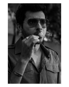 Divyenndu Instagram - Choti si zindagi.. Gehri si जेब hai.. Baaki sab जानेमन baaton ke सेब hain..!!! Maza aaya with @sinbadphgura Thanx for this quickie 😉😎 Hair: @hairplaywitshabby Makeup: @jatin_veerkar Best Man: @jitendras16 Bas Tere Aas Pass