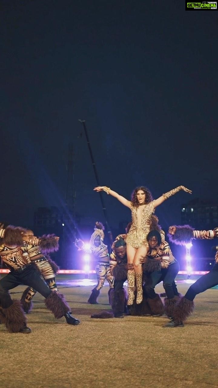 Elnaaz Norouzi Instagram - Here you go, here is a quick look at my performance for the Opening Ceremony of the ZimAfro T10 League in Zimbabwe 🇿🇼 I hope you all enjoy it 💥 also my debut single La La Love is 1 year old today 😍 بفرمائین , اینم از اجرای زنده و رقص من در استادیوم زیمبابوه . کلّش ۸ دقیقه بود ولی خوب خلاصش کردیم . امیدوارم لذت ببرین 🥰 راستی, لا لا لاو امروز قشنگ یک سال هست که منتشر شده 🥰 #ElnaazNorouzi #Performance #LaLaLove #Live #ZimAfroT10 #T10League #Cricket #Africa Harare, Zimbabwe
