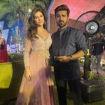 Elnaaz Norouzi Instagram - Iftaar Party Hyderabadi Style 💫 good to catch up with y’all amazing people after so long, thanks for having me 🫶🏼 #ramadankareem @alwaysramcharan @walkinonsunshinne @maralyazarloo افطارى در حيدرآباد با سوپراستارهاى هندى! رام چاران رو كه براى فيلمشون امسال يك اسكار گرفتن، بعد از سالها ديدم و مثل هميشه بى نهايت خاكى… اينجور آدما رو خيلى دوست دارم! . . . . . Styling : @stylingbyvictor @sohail__mughal___ Outfit: @kaaishabyshalini #ramcharan #nagarjuna #elnaaznorouzi