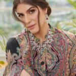 Elnaaz Norouzi Instagram - 💜 . . . . WV CEO: @itsme_daksh Interview: @farvi_wadhwa Stylist: @sshorewala @styledbyakriti @khusshiii.k Photographer: @munjalgandhi @wedostudio.mumbai Hair: @farah_kadkotra Make Up: @ankitamanwanimakeupandhair Saree: @narayanisilks Cape: @taroobofficial Handbag: @gioia.in Jewellery: @rarejewels.arankalegacy Location: @roofberriesbandra #ElnaazNorouzi