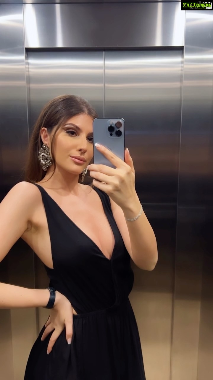 Elnaaz Norouzi Instagram - It’s Sunday.. time for a #LiftLook Reel ❤️ Do you all want me to tag the brands from now on ??! کیا عکسهای توی آسانسور منو دوست دارن؟ 😌 . . . . . . #Fashion #OOTD #ElnaazNorouzi #outfit #style #love #instagood #like #beautiful #photooftheday #instagram #picoftheday #model #bhfyp #art #beauty #smile #moda