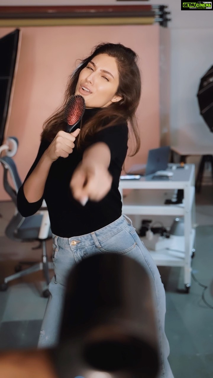 Elnaaz Norouzi Instagram - Using my team for my high energy and high performance reel 🤪🫠 *fun fact* this song is my all time fav song since my high school times!!! ♥️ Starring: @munjalgandhi @hairbyprem @sunnykripalani #nelly #dilemma #song #reel #performance #fun #funny #singer Mumbai, Maharashtra
