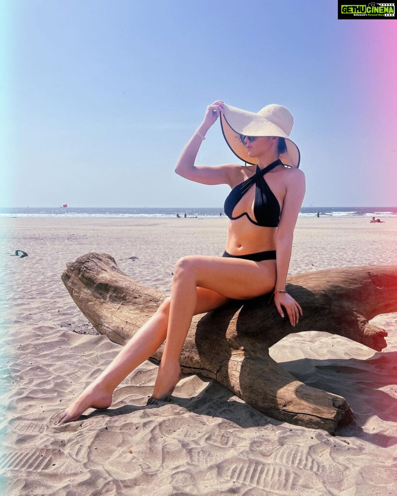 Elnaaz Norouzi Instagram - Holiday Mode On 🏖👙🌊☀️ Needed ingredients -> #holiday #beach #bikini #sun #love Goa, India