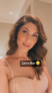 Elnaaz Norouzi Instagram - Well… Zahre Mar does not mean “you are really pretty” 🤣 
How would you all translate it for the non Persians 😝 comment below 👇🏼 best comments will be pinned 🤭

خدای من , تو یرانی هستی‌ ? -
بله, من ایرانی‌ هستم 😒 +
می‌شه یه‌چیزی به عربی‌ بگی‌ ?🤩 -
زهر مار ! 😑 +
واو, چه باحال , معنیش چیه ? 😍-
یعنی‌ , خیلی‌ خوشگلی‌ 😏 !! +

#reel #farsi #iran #iranian #funny #iraniangirl