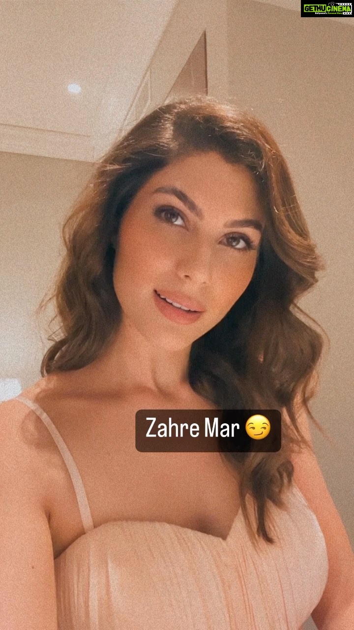 Elnaaz Norouzi Instagram - Well… Zahre Mar does not mean “you are really pretty” 🤣 How would you all translate it for the non Persians 😝 comment below 👇🏼 best comments will be pinned 🤭 خدای من , تو یرانی هستی‌ ? - بله, من ایرانی‌ هستم 😒 + می‌شه یه‌چیزی به عربی‌ بگی‌ ?🤩 - زهر مار ! 😑 + واو, چه باحال , معنیش چیه ? 😍- یعنی‌ , خیلی‌ خوشگلی‌ 😏 !! + #reel #farsi #iran #iranian #funny #iraniangirl