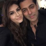 Elnaaz Norouzi Instagram - My forever Fav picture of ours 😍 May you always be healthy, happy and the loving and caring human that you are! Happy Birthday @beingsalmankhan ♥️