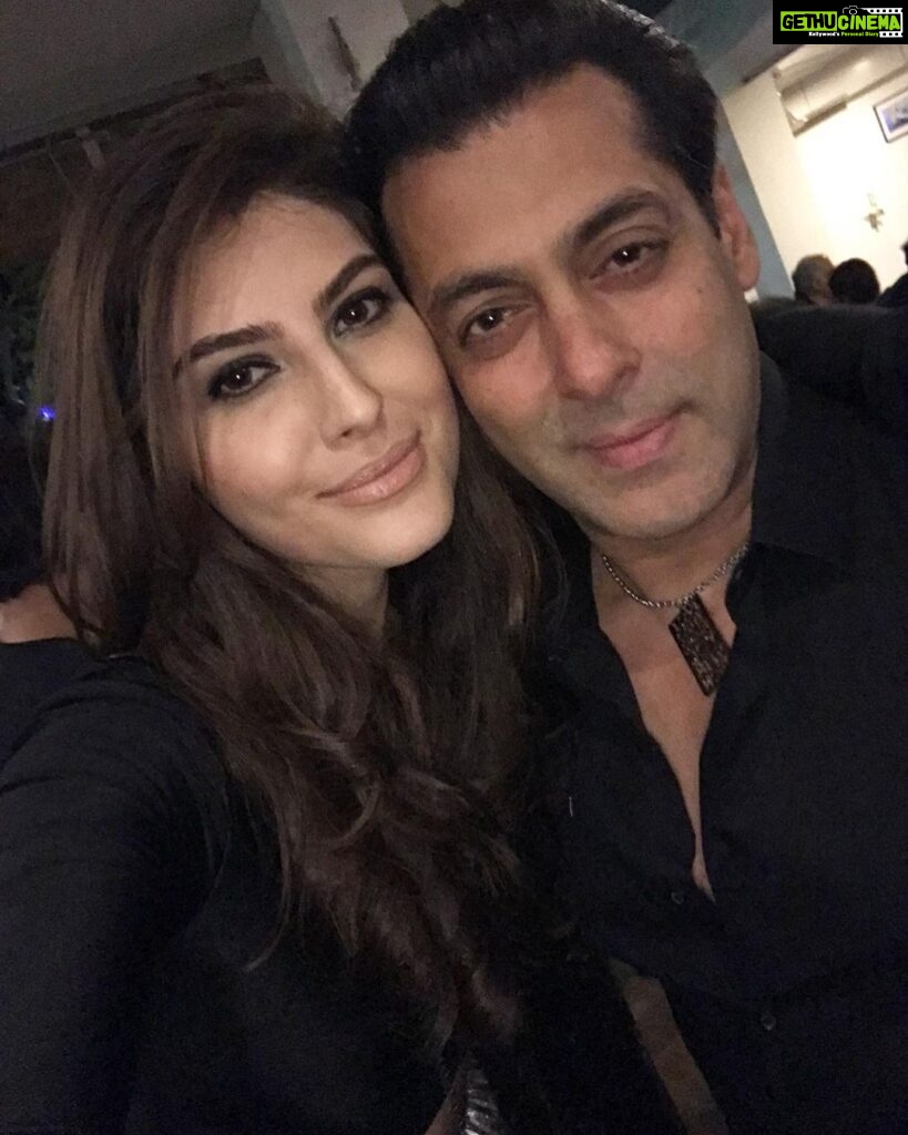 Elnaaz Norouzi Instagram - My forever Fav picture of ours 😍 May you always be healthy, happy and the loving and caring human that you are! Happy Birthday @beingsalmankhan ♥️
