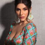 Elnaaz Norouzi Instagram - Hi ♥️ . . . . . . Styled by - @stylingbyvictor @sohail__mughal___ Outfit - @theroyaleum Jewellery - @rubans.in @oakpinionpr Hair & makeup - @ankitamanwanimakeupandhair Photographer - @shivabisoi #Eidmubarak #ElnaazNorouzi