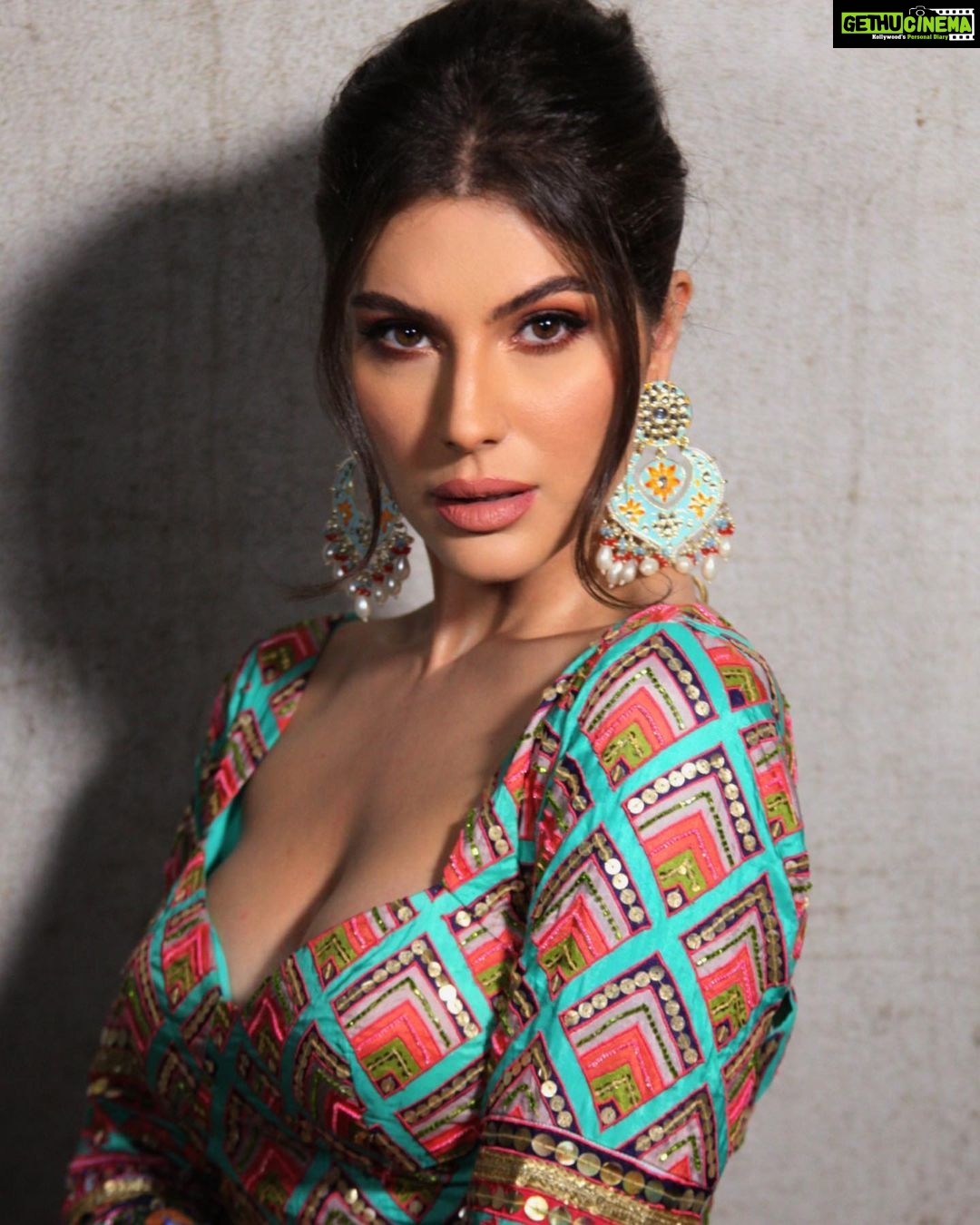Elnaaz Norouzi Instagram - Hi ♥️ . . . . . . Styled by - @stylingbyvictor @sohail__mughal___ Outfit - @theroyaleum Jewellery - @rubans.in @oakpinionpr Hair & makeup - @ankitamanwanimakeupandhair Photographer - @shivabisoi #Eidmubarak #ElnaazNorouzi