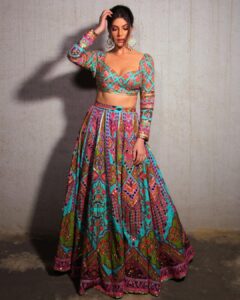 Elnaaz Norouzi Instagram - Hi ♥️ . . . . . . Styled by - @stylingbyvictor @sohail__mughal___ Outfit - @theroyaleum Jewellery - @rubans.in @oakpinionpr Hair & makeup - @ankitamanwanimakeupandhair Photographer - @shivabisoi #Eidmubarak #ElnaazNorouzi