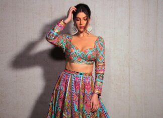 Elnaaz Norouzi Instagram - Hi ♥️ . . . . . . Styled by - @stylingbyvictor @sohail__mughal___ Outfit - @theroyaleum Jewellery - @rubans.in @oakpinionpr Hair & makeup - @ankitamanwanimakeupandhair Photographer - @shivabisoi #Eidmubarak #ElnaazNorouzi