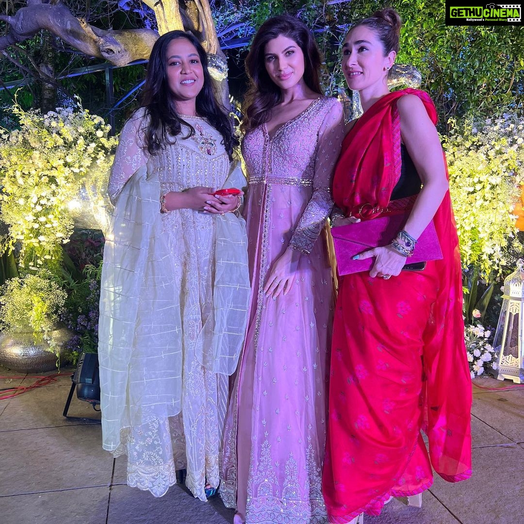 Elnaaz Norouzi Instagram - Iftaar Party Hyderabadi Style 💫 good to catch up with y’all amazing people after so long, thanks for having me 🫶🏼 #ramadankareem @alwaysramcharan @walkinonsunshinne @maralyazarloo افطارى در حيدرآباد با سوپراستارهاى هندى! رام چاران رو كه براى فيلمشون امسال يك اسكار گرفتن، بعد از سالها ديدم و مثل هميشه بى نهايت خاكى… اينجور آدما رو خيلى دوست دارم! . . . . . Styling : @stylingbyvictor @sohail__mughal___ Outfit: @kaaishabyshalini #ramcharan #nagarjuna #elnaaznorouzi