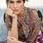 Elnaaz Norouzi Instagram - 💜 . . . . WV CEO: @itsme_daksh Interview: @farvi_wadhwa Stylist: @sshorewala @styledbyakriti @khusshiii.k Photographer: @munjalgandhi @wedostudio.mumbai Hair: @farah_kadkotra Make Up: @ankitamanwanimakeupandhair Saree: @narayanisilks Cape: @taroobofficial Handbag: @gioia.in Jewellery: @rarejewels.arankalegacy Location: @roofberriesbandra #ElnaazNorouzi