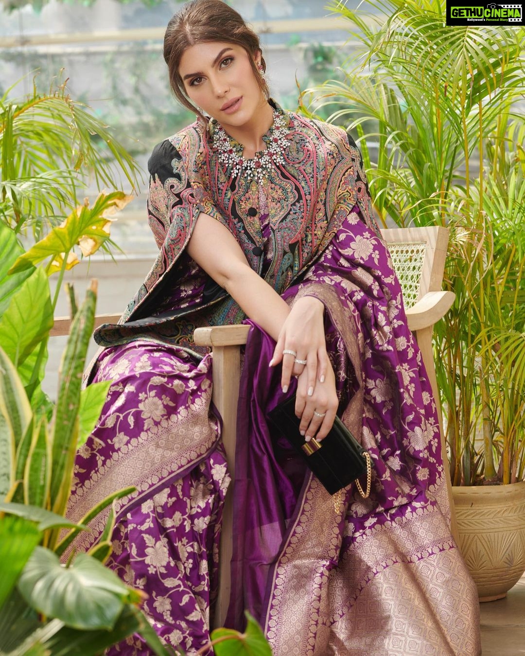 Elnaaz Norouzi Instagram - π . . . . WV CEO: @itsme_daksh Interview: @farvi_wadhwa Stylist: @sshorewala @styledbyakriti @khusshiii.k Photographer: @munjalgandhi @wedostudio.mumbai Hair: @farah_kadkotra Make Up: @ankitamanwanimakeupandhair Saree: @narayanisilks Cape: @taroobofficial Handbag: @gioia.in Jewellery: @rarejewels.arankalegacy Location: @roofberriesbandra #ElnaazNorouzi