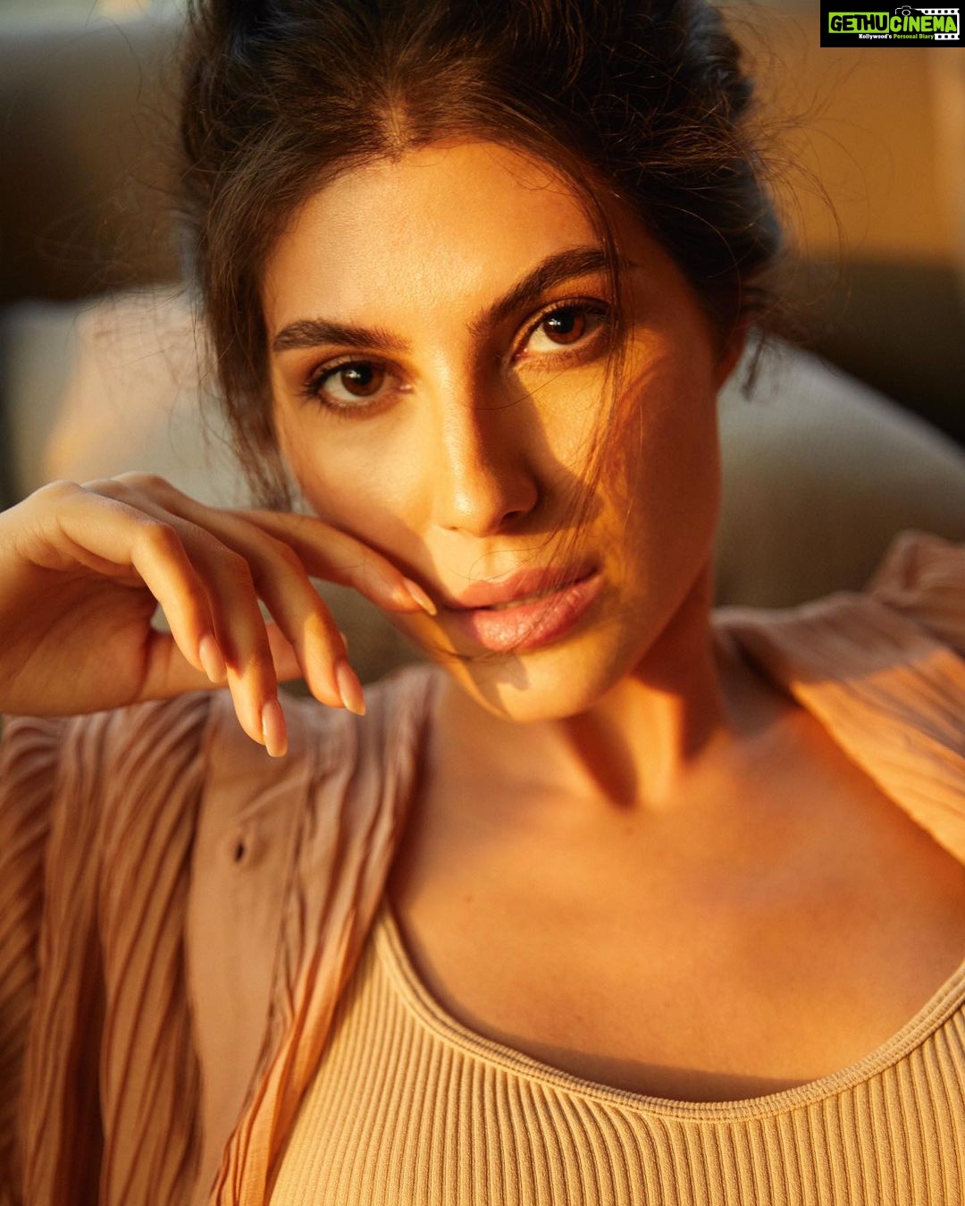 Elnaaz Norouzi Instagram - I just wanna be the girl you like 💋 . . . . . 📸 @keegancrasto @publicbutterindia 💇♀️💄 @ankitamanwanimakeupandhair 👗 @sohail__mughal___ @stylingbyvictor