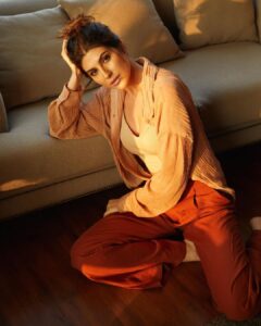 Elnaaz Norouzi Instagram - I just wanna be the girl you like 💋 . . . . . 📸 @keegancrasto @publicbutterindia 💇‍♀️💄 @ankitamanwanimakeupandhair 👗 @sohail__mughal___ @stylingbyvictor