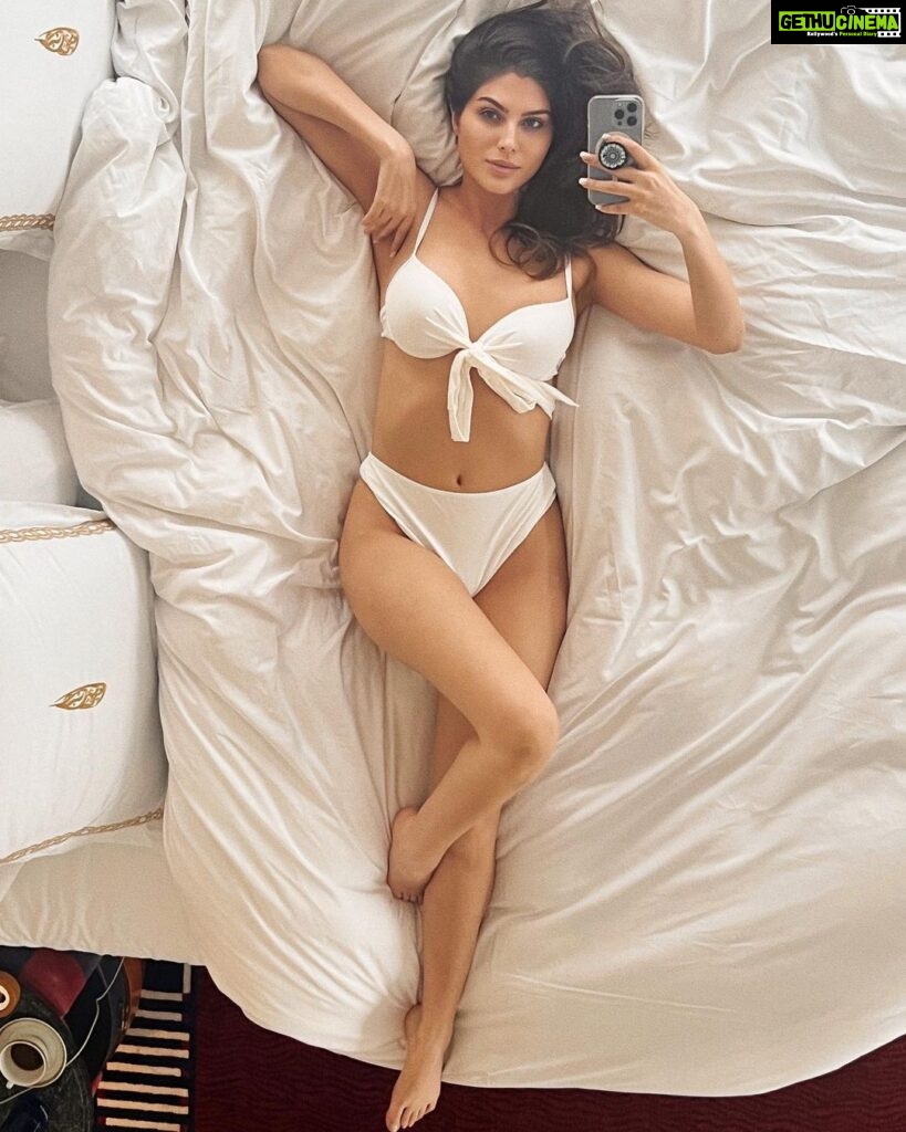Elnaaz Norouzi Instagram - Cause I’m here looking fine babe .. I got eyes looking ma way 🤌🏼 🎶 . . . . . . . Directed by @keegancrasto Edit @publicbutterindia #mydubai #holiday #mood #bikini #white