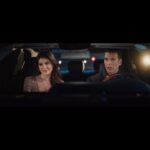 Elnaaz Norouzi Instagram - I just wouldn’t let it go 😂 Nice Perfume @akshaykumar 😌😏 How do you like the Ad ??❤️ از فیلمبرداری این تبلیغ خیلی لذت بردم!! ی موضوع جالب: من باید تمام مسیر را از لس آنجلس به بمبئی برمی‌گشتم و مستقیماً برای فیلم‌برداری سر صحنه می‌رفتم و بلافاصله بعد از فیلمبرداری باید برای شووٕ مکس امینی میرفتم ونکوور 🙃 کارام یکم پیچیده بود ولی ارزشش رو داشت... برای خانم هایی که اینجوری هستند بفرستید.. کمی بیش از حد حسود😋 راستی کیا اینجا طرفدار Akshay kumar هستن 😎 @envyfrench #AkshayKumar #ElnaazNorouzi #Ad #relationship #comedy Director: @vivek.daschaudhary Mumbai, Maharashtra