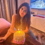 Elnaaz Norouzi Instagram - The older you get, the smaller your circle gets… just your close ones and that’s all you need.. thank you for all the beautiful wishes.. I am grateful ❤️🙏🏼 هر چقدر سنمون بالاتر می‌ره دایره دوستامون کوچیکتر میشه ... فقط کسایی که خیلی بهمون نزدیکن پیشمون میمونن و این همه ی چیزیه که نیاز داریم... مرسی بابت تمام آرزوهای قشنگتون ... با وجود شما من خوشبختم 🥰 #grateful #birthday #love Mumbai, Maharashtra