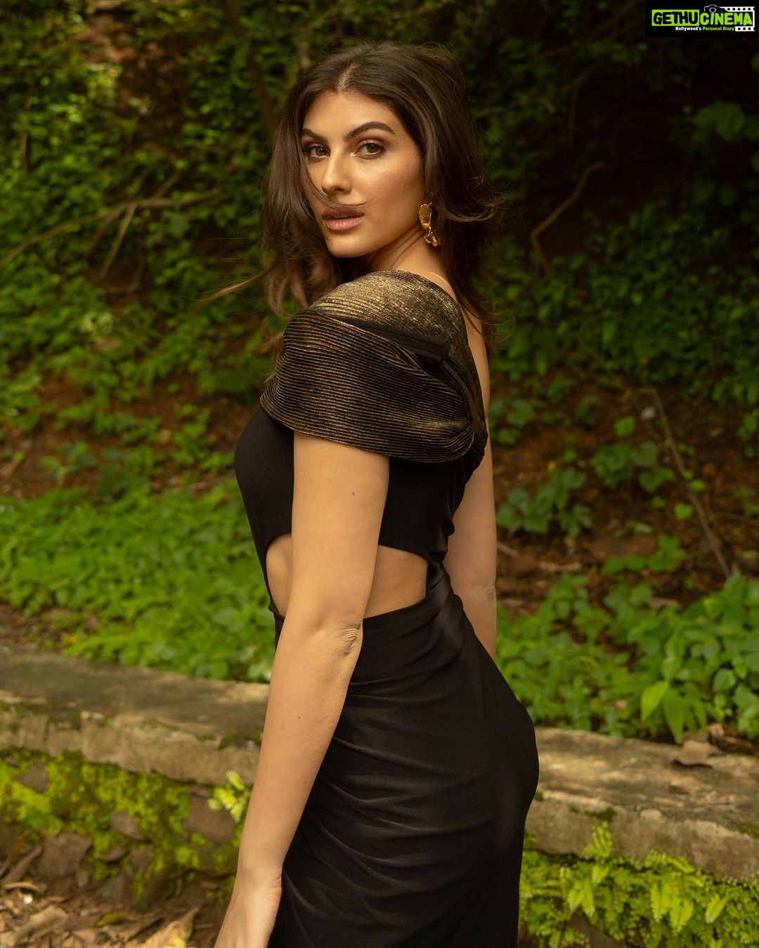 Elnaaz Norouzi Instagram - Watch me and the team of #RANNEETI tonight on #BIGBOSS OTT Finale💥 Teaser release and some action and some more fun 🥰 امشب تو برنامهٔ Big Boss با سلمان خان کلی‌ شوخی‌ کردیمو رقصیدیم 🤩 . . . . . . Outfit : @shantanunikhil @snbyshantanunikhil Styling : @stylingbyvictor @sohail__mughal___ Assisted by : @styleby_antara Accessories : @ethnicandaz HMU : @nidhiagarwalmua Pictures : @portraitpundit Mumbai, Maharashtra
