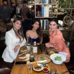 Elnaaz Norouzi Instagram - The older you get, the smaller your circle gets… just your close ones and that’s all you need.. thank you for all the beautiful wishes.. I am grateful ❤️🙏🏼 هر چقدر سنمون بالاتر می‌ره دایره دوستامون کوچیکتر میشه ... فقط کسایی که خیلی بهمون نزدیکن پیشمون میمونن و این همه ی چیزیه که نیاز داریم... مرسی بابت تمام آرزوهای قشنگتون ... با وجود شما من خوشبختم 🥰 #grateful #birthday #love Mumbai, Maharashtra