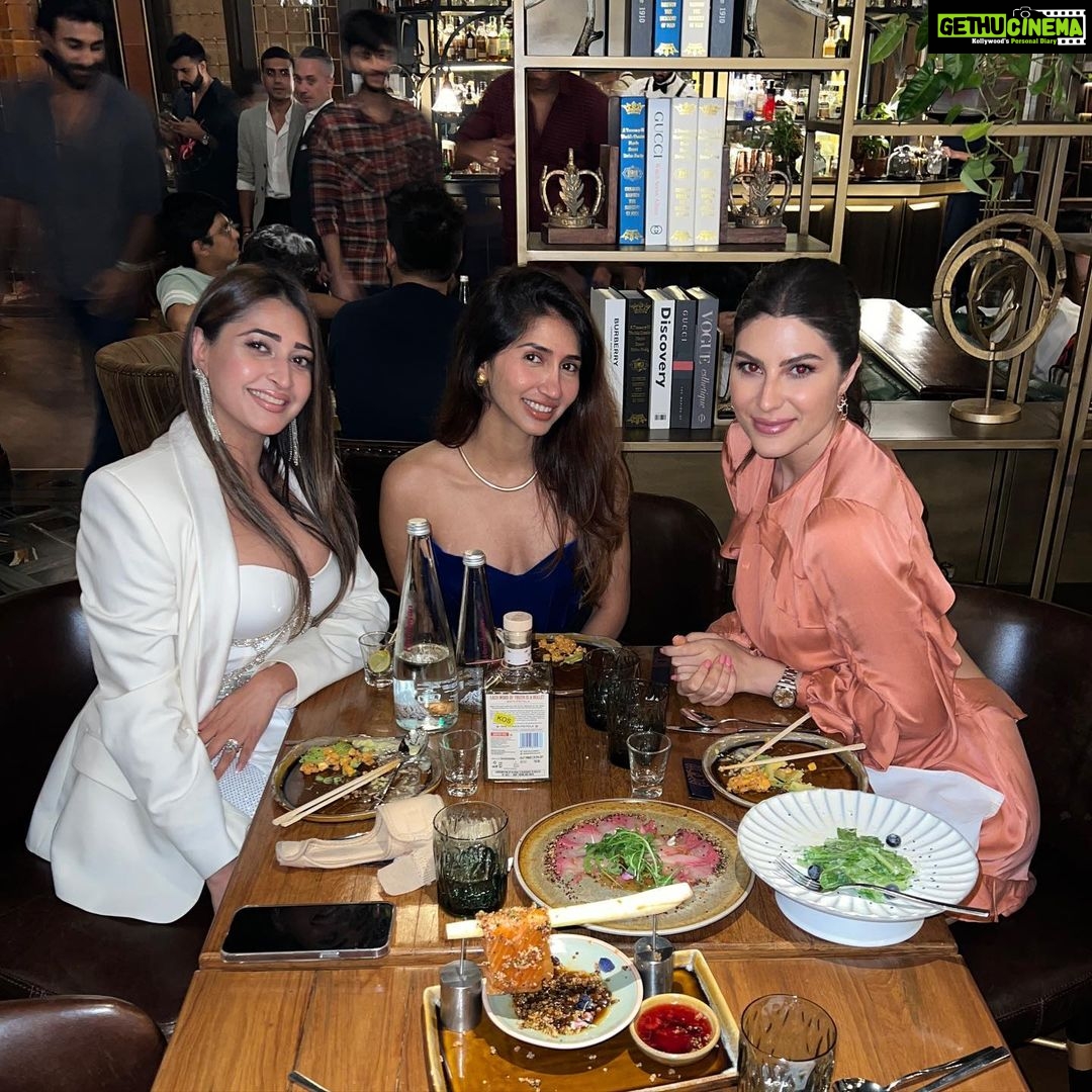 Elnaaz Norouzi Instagram - The older you get, the smaller your circle gets… just your close ones and that’s all you need.. thank you for all the beautiful wishes.. I am grateful ❤️🙏🏼 هر چقدر سنمون بالاتر میره دایره دوستامون کوچیکتر میشه ... فقط کسایی که خیلی بهمون نزدیکن پیشمون میمونن و این همه ی چیزیه که نیاز داریم... مرسی بابت تمام آرزوهای قشنگتون ... با وجود شما من خوشبختم 🥰 #grateful #birthday #love Mumbai, Maharashtra