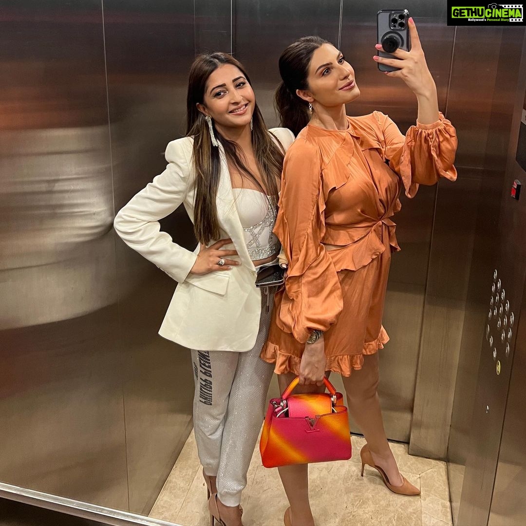 Elnaaz Norouzi Instagram - The older you get, the smaller your circle gets… just your close ones and that’s all you need.. thank you for all the beautiful wishes.. I am grateful ❤️🙏🏼 هر چقدر سنمون بالاتر میره دایره دوستامون کوچیکتر میشه ... فقط کسایی که خیلی بهمون نزدیکن پیشمون میمونن و این همه ی چیزیه که نیاز داریم... مرسی بابت تمام آرزوهای قشنگتون ... با وجود شما من خوشبختم 🥰 #grateful #birthday #love Mumbai, Maharashtra