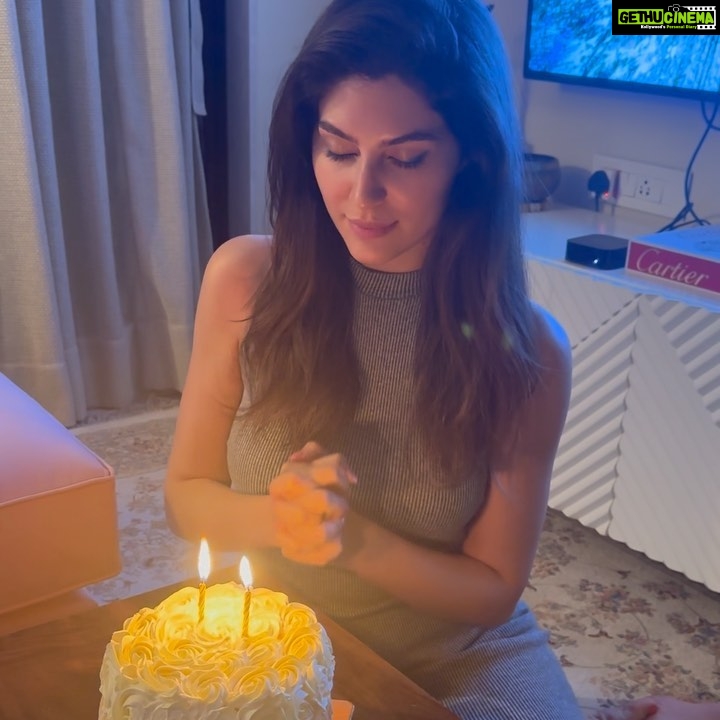 Elnaaz Norouzi Instagram - The older you get, the smaller your circle gets… just your close ones and that’s all you need.. thank you for all the beautiful wishes.. I am grateful ❤️🙏🏼 هر چقدر سنمون بالاتر میره دایره دوستامون کوچیکتر میشه ... فقط کسایی که خیلی بهمون نزدیکن پیشمون میمونن و این همه ی چیزیه که نیاز داریم... مرسی بابت تمام آرزوهای قشنگتون ... با وجود شما من خوشبختم 🥰 #grateful #birthday #love Mumbai, Maharashtra