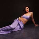 Elnaaz Norouzi Instagram - It’s all things purple!!! drop a 💜 in the comments 📸 - @samrat.02 💇🏼‍♀️ - @kamaldeepss 💄- @shreyamakeupandhair 👗- @eshaamiin1