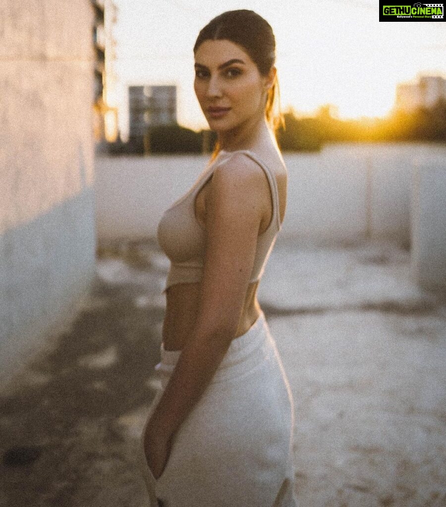 Elnaaz Norouzi Instagram - They say, the best way to predict the future is to create it… everything Ive ever wanted, ive created with my own hard work and will power.. with not giving up and persisting.. Ive fought my way up.. and I never took NO for an answer… I’m ready for the future and the NOW 💪🏼 📸 @portraitpundit Mumbai, Maharashtra