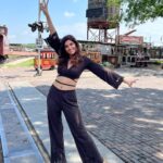 Elnaaz Norouzi Instagram - I don’t usually do touristy stuff… but when I’m in #Texas … I even sit on a Longhorn for pictures 😂 swipe to the last slide to see my reaction/scared face 🥲 Had an amazing day with my friends - some fantastic food and experienced everything we see in movies of what Texas looks like 😁🤘🏼 من معمولا ازین کارای توریستی انجام نمیدم ‌ولی وقتی میام تگزاس، حتی سوار گاومیش هم میشم که باهاش عکس بگیرم. 🤠 ورق بزنید تا تو اسلاید آخر قیافه وحشت زده منو ببینید 🥹 #dallas #usa #longhorns #tourist #funny The Fort Worth Historic Stockyards