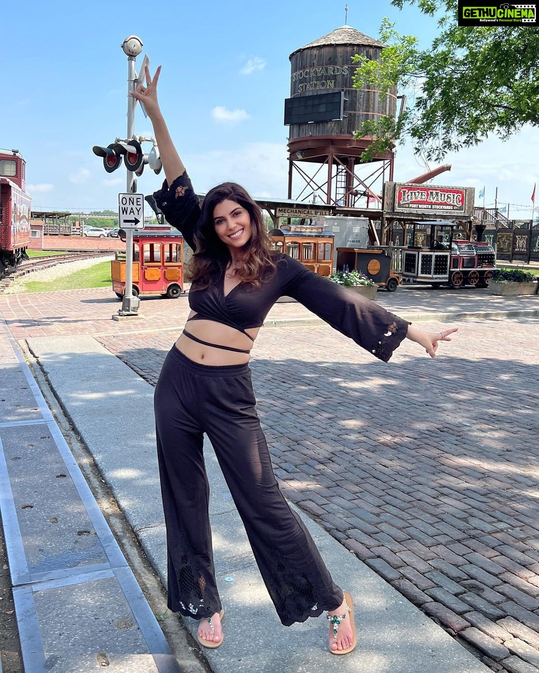 Elnaaz Norouzi Instagram - I don’t usually do touristy stuff… but when I’m in #Texas … I even sit on a Longhorn for pictures 😂 swipe to the last slide to see my reaction/scared face 🥲 Had an amazing day with my friends - some fantastic food and experienced everything we see in movies of what Texas looks like 😁🤘🏼 من معمولا ازین کارای توریستی انجام نمیدم ولی وقتی میام تگزاس، حتی سوار گاومیش هم میشم که باهاش عکس بگیرم. 🤠 ورق بزنید تا تو اسلاید آخر قیافه وحشت زده منو ببینید 🥹 #dallas #usa #longhorns #tourist #funny The Fort Worth Historic Stockyards