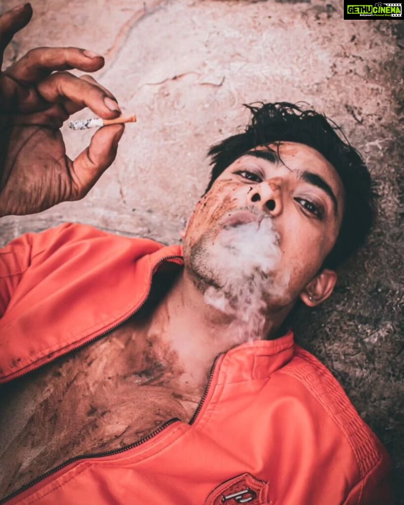 Fahmaan Khan Instagram - It's the aesthetics of this shot that gave me the feeling to upload it today. I in no way support smoking. Par yaar dum hai photo main🤣 PS : cig smoking is injurious to health. Read the offer document carefully before investing yourself in the act 🙂