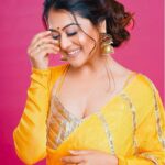 Falaq Naaz Instagram – When an Indian girl wears a saree the world stops to admire her grace!💛

Styled by: @__snehasharma___
Photographer: @munnasphotography
Outfit : @muskann_kapadiaa
Outfit PR : @juhi_chiraniya @twotap_social
Jewellery: @the_jewel_gallery
Make-up : @ansarireshma_makeup
Hair : @makeoverbysejalthakkar

@officialjiocinema 
@endemolshineind 

#falaqnaazz #falaqforthewin #bbqueenfalaq #trending #biggbossott2 #biggboss #womaniya