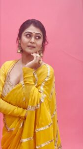 Falaq Naaz Instagram - #WhatJhumka ? 🪩💃
.
.
.
.
#FalaqNaaz #FalaqKiJhalaq #Falaq #earrings #outfit #bts #photoshoot #fyp
