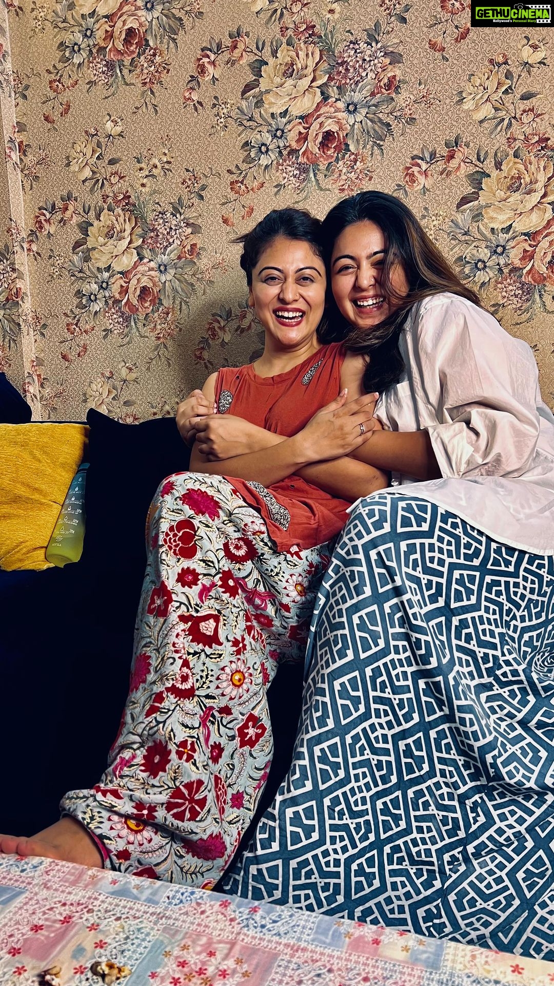 Falaq Naaz Instagram - Mere pyaari appi , sabse strong appi , sabse khobsorat Appi inside and out, jahan bhi jati hai apne chap chod kr aati hai.. kitne cheeze apne andar rkh leti hai aur hame batati bhi nhi.. AB jab ap ek naya safar shuru kr rhi ho meri dua hai allah se apko bhaut kamayabi de, duniya ki saree khushiyaan De.. The time is yours show the world who you truly are how kind you are, how loving you are and how strong you are…shine bright, stay strong, and bring the trophy home♥️♥️♥️♥️ #SisterSupport #BBOTT #WinningWithLove #ShafaqNaaz #FalaqNaaz #FalaqForTheWin #biggbossott2#womaniya