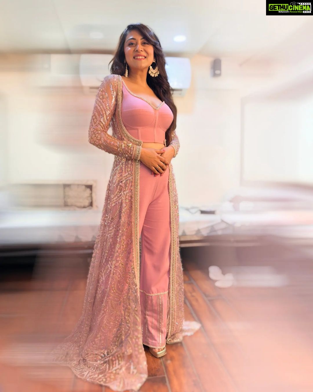 Falaq Naaz Instagram - It's official! π Falaq is all set to make a grand entry into the Bigg Boss OTT house! β€οΈ Get ready to witness the REAL Falaq, who has captivated us with her mesmerizing onscreen performances over the years. ππ« Are you ready to see her rule hearts like never before? ππ Share your excitement below and let the #BiggBossOTT journey begin! ππ₯ Download the @officialjiocinema app now! #FalaqNaaz #RealityQueen #NewChapterBegins #Trending #BBQueenFalaq #womaniya