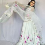 Falaq Naaz Instagram - 💞💞💞💞 . . . Wearing-: @aachho PR-: @dinky_nirh . . . #picoftheday #falaqnaaz #lookoftheday