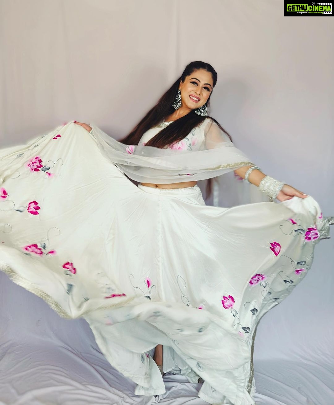 Falaq Naaz Instagram - Tu Jhooommmm💞 . . . Wearing-: @aachho PR-: @dinky_nirh . . . #pictureoftheday #ootd #dolledup #falaqnaaz
