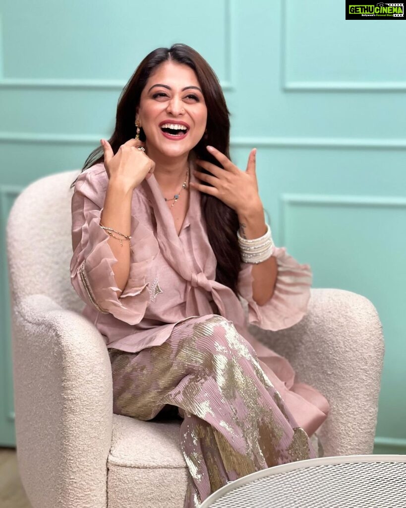 Falaq Naaz Instagram - When life gives me reasons to smile, I make sure to seize them all! 💫 Styled by - @purvabansal5 Outfit- @pairaahanofficial Outfit PR - @echo101pr #womaniya #falaqnaaz #smile
