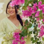 Falaq Naaz Instagram - 🌸 . . . Outfit-: @tara_c_tara Pr-: @maverick.communication01 @_prithaa_ . . . #picoftheday #falaqnaaz #sunkissed
