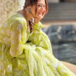 Falaq Naaz Instagram - Main uske khyal se niklu to kahan jau, Wo meri soch ke har raste pe nazar ata hai❤️ . . . Outfit-: @tara_c_tara Pr-: @maverick.communication01 @_prithaa_ . . . #picoftheday #falaqnaaz #sunkissed