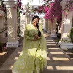 Falaq Naaz Instagram - Jo hai ankahi jo hai ansuni🌸 . . . Wearing-: @tara_c_tara Pr-: @maverick.communication01 @_prithaa_ . . . #reelitfeelit #falaqnaaz #srk #trendingreels #explore #reels #foryou #bollywoodsongs #outfit