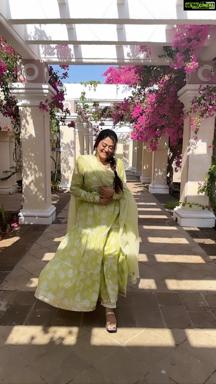 Falaq Naaz Instagram - Jo hai ankahi jo hai ansuni🌸 . . . Wearing-: @tara_c_tara Pr-: @maverick.communication01 @_prithaa_ . . . #reelitfeelit #falaqnaaz #srk #trendingreels #explore #reels #foryou #bollywoodsongs #outfit