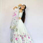 Falaq Naaz Instagram - Tu Jhooommmm💞 . . . Wearing-: @aachho PR-: @dinky_nirh . . . #pictureoftheday #ootd #dolledup #falaqnaaz