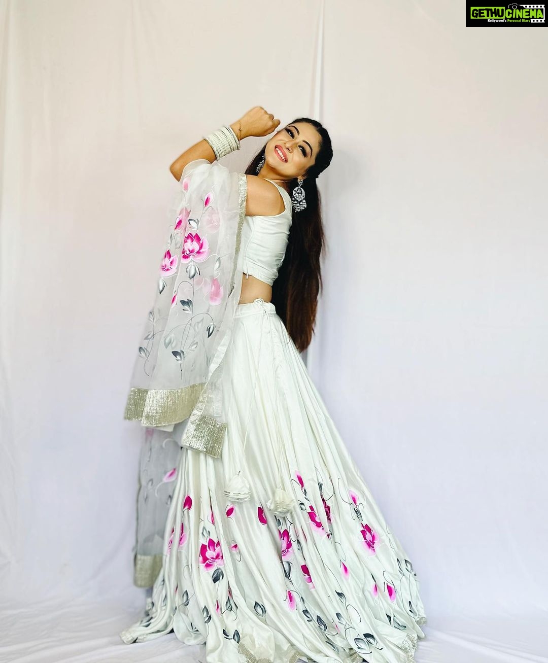 Falaq Naaz Instagram - Tu Jhooommmm💞 . . . Wearing-: @aachho PR-: @dinky_nirh . . . #pictureoftheday #ootd #dolledup #falaqnaaz