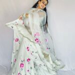 Falaq Naaz Instagram - Tu Jhooommmm💞 . . . Wearing-: @aachho PR-: @dinky_nirh . . . #pictureoftheday #ootd #dolledup #falaqnaaz