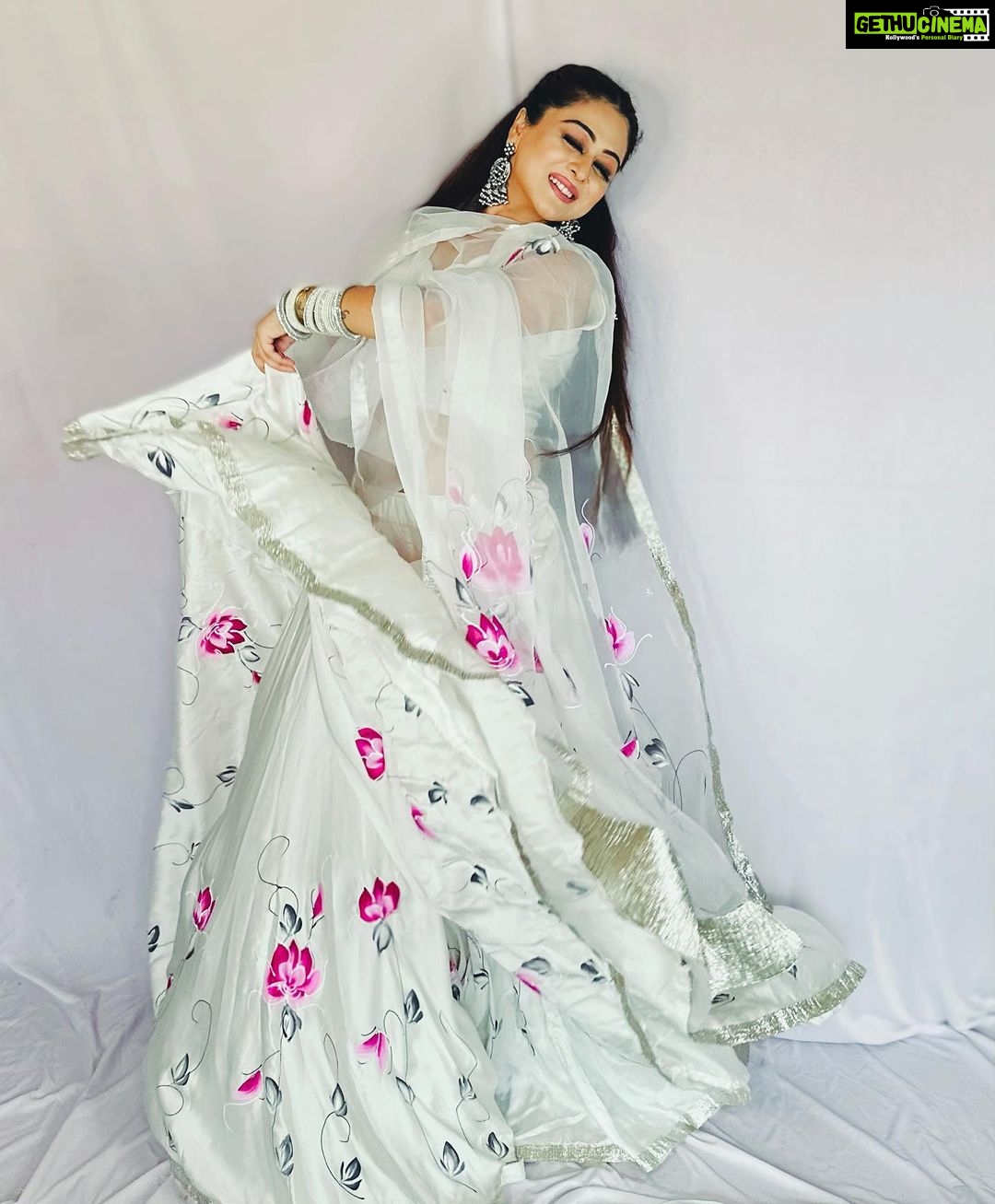 Falaq Naaz Instagram - Tu Jhooommmm💞 . . . Wearing-: @aachho PR-: @dinky_nirh . . . #pictureoftheday #ootd #dolledup #falaqnaaz